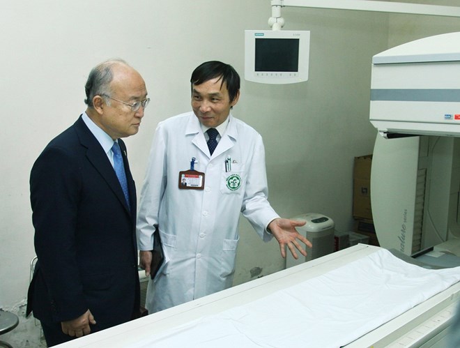 Tổng Giám đốc Cơ quan Năng lượng nguyên tử quốc tế (IAEA) Yukiya Amano và đoàn công tác đến thăm Bệnh viện Bạch Mai (Hà Nội), tháng 1/2014