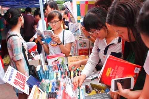 Giới trẻ tham gia ngày hội giảm giá sách tại Hà Nội. Ảnh Nguyễn Hoàn.