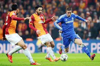 Tiền đạo Fernando Torres (phải, Chelsea) nỗ lực đi bóng trước hàng phòng ngự Galatasaray. Ảnh: AFP.