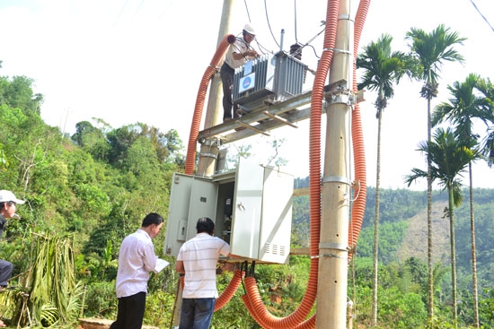 Nhân viên điện lực Quảng Ngãi kiểm tra kỹ thuật trước khi đấu nối điện về Cà Xen.