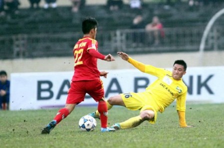  Hậu vệ Đình Đồng (áo vàng) bị treo giò hết mùa sau tình huống đạp gãy xương ống đồng cầu thủ An Giang ở vòng 7 V-League 2014 vừa rồi