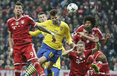 Tiền đạo Oliver Giroud (số 12, Arsenal) nỗ lực đánh đầu trước cầu môn Bayern Munich. Ảnh: AP.