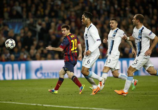 Tiền đạo Lionel Messi (số 10) vượt qua hàng phòng ngự Man.City, ghi bàn mở tỷ số 1 - 0 cho Barcelona. Ảnh: AP.