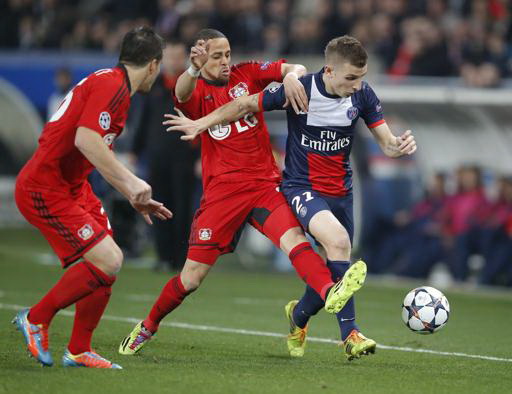 Lucas Digne (phải, Paris Saint Germain) đi bóng trước hàng phòng ngự Leverkusen. Ảnh: AP.