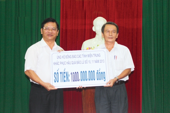 Đồng chí Phạm Câu - Phó Bí thư Thường trực Thành ủy Quảng Ngãi (bên phải) trao tiền ủng hộ đồng bào khắc phục hậu quả bão lụt.