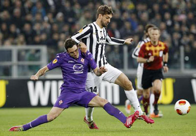 Tiền đạo Fernando Llorente (phải, Juventus) vượt qua Gonzalo Rodriguez của Fiorentina. Ảnh: Reuters.