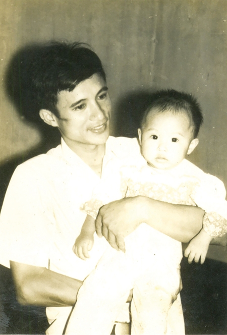 Đại tá Trương Hồng Anh và con gái - năm 1982.