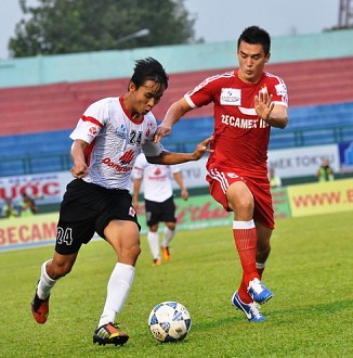 Một pha bóng trong trận Bình Dương (phải) thắng ĐTLA 3-1. Ảnh: Nguyễn Đăng