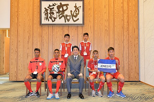  Thủ tướng Abe (giữa) chụp ảnh lưu niệm với các cầu thủ trẻ châu Á, trong đó có cầu thủ VN (đứng sau). Ảnh: J.LEAGUE PHOTOS   