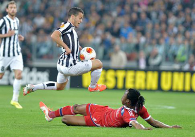 Bakary Kone (Lyon, áo đỏ) không thể truy cản Sebastian Giovinco của Juventus.