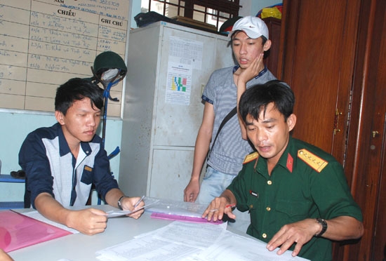 Các thí sinh nộp hồ sơ đăng ký tuyển sinh tại Ban CHQS thành phố Quảng Ngãi.                                                   Ảnh: Thành Hân