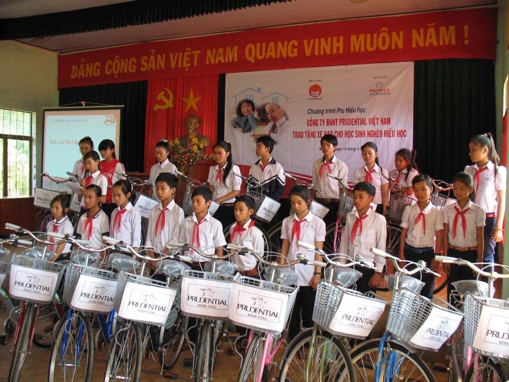 BHNT Prudential trao xe đẹp cho trẻ em nghèo Bình Sơn.