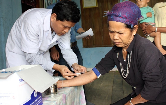 Hiện ngành y tế đang khám sàng lọc và cấp thuốc cho toàn thể người dân xã Ba Nam, Ba Tơ