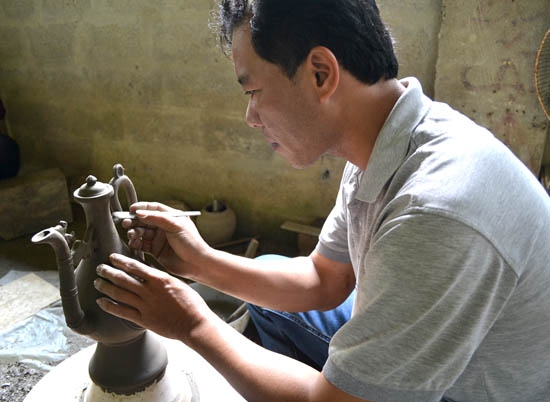Nghề gốm ở làng cổ Phước Tích.                        ảnh: N.T