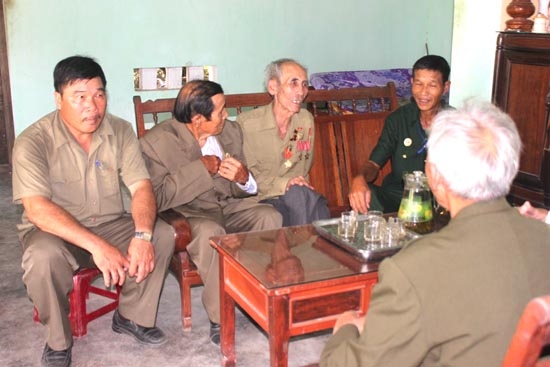 CCB Đinh Xuân Hùng (thứ 3, từ  trái sang) cùng đồng đội nhớ lại những trận đánh “chia lửa”, góp phần làm nên chiến thắng Điện Biên Phủ.
