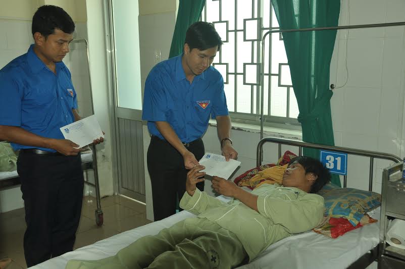 Tỉnh đoàn Quảng Ngãi ttrao tiền hỗ trợ cho 2 ngư dân.