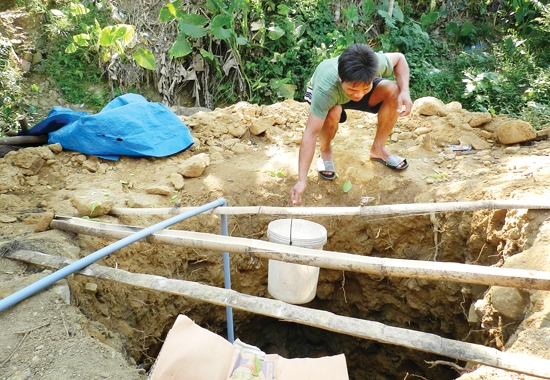 Gia đình anh Đinh Văn Thây, thôn Phiên Chá đào giếng khơi bên khe suối để lấy nước sinh hoạt.