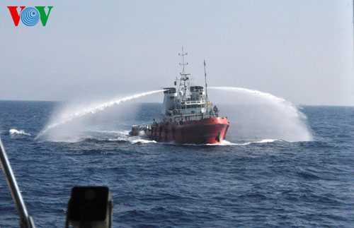 Tàu dịch vụ không số của Trung Quốc mở vòi rồng công suất lớn, bám đuổi tàu Kiểm ngư Việt Nam tại khu vực Trung Quốc đặt giàn khoan trái phép (Ảnh phóng viên VOV chụp tại hiện trường)