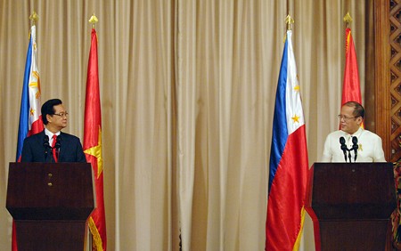 Thủ tướng Nguyễn Tấn Dũng và Tổng thống Aquino gặp gỡ báo chí, thông báo kết quả Hội đàm. Ảnh: VGP/Nhật Bắc