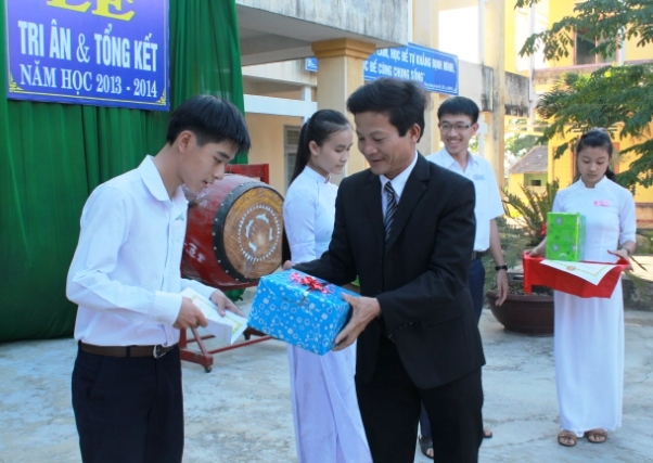 Thầy Trương Quang Dũng - Hiệu trưởng nhà trường trao tặng giấy khen và phần thưởng cho ba tập thể lớp có thành tích xuất sắc trong năm học 2013 - 2014.
