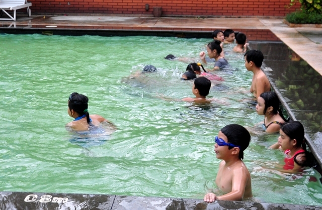 Dạy bơi và trang bị những kiến thức an toàn sông nước cho trẻ là cách phòng tránh đuối nước hữu hiệu 