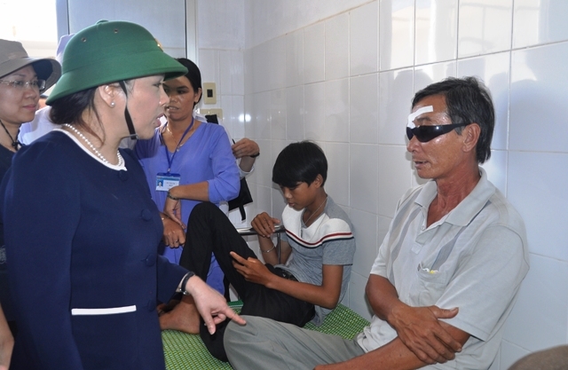 Thăm, động viên các bệnh nhân được mổ mắt và điều trị miễn phí