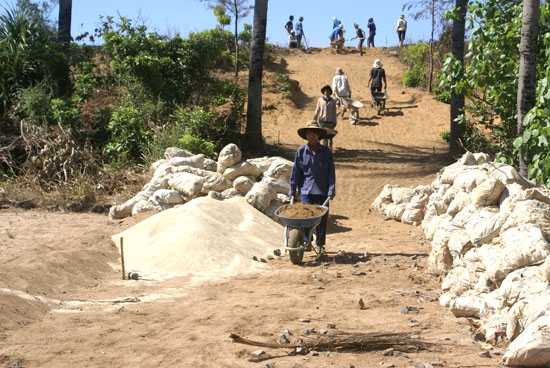 Nhân dân tham gia làm đường giao thông nông thôn ở xã đảo An Bình.