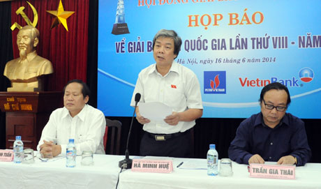 Phó chủ tịch Hội Nhà báo VN Hà Minh Huệ thông tin về giải.