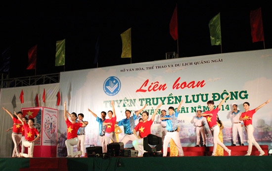 Tiết mục của đội tuyên truyền lưu động huyện Trà Bồng được công diễn trong lễ tổng kết