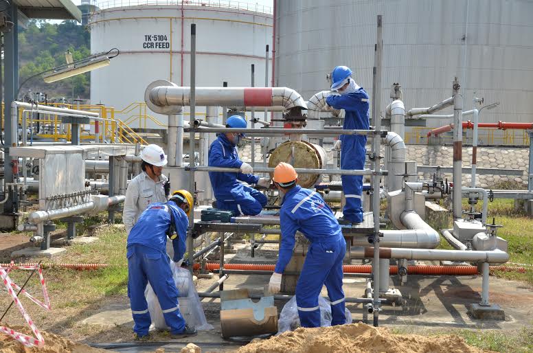 Các công nhân, kỹ sư tham gia bảo dưỡng tổng thể Nhà máy lọc dầu Dung Quất.