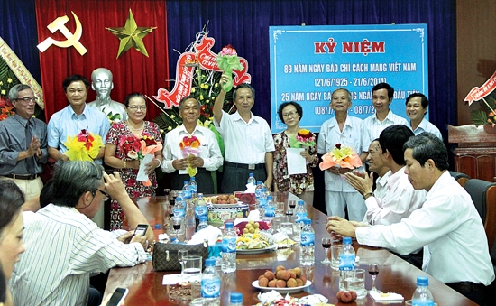 Tặng hoa cho các đồng chí nguyên là lãnh đạo, phóng viên Báo Quảng Ngãi đã nghỉ hưu, chuyển công tác.