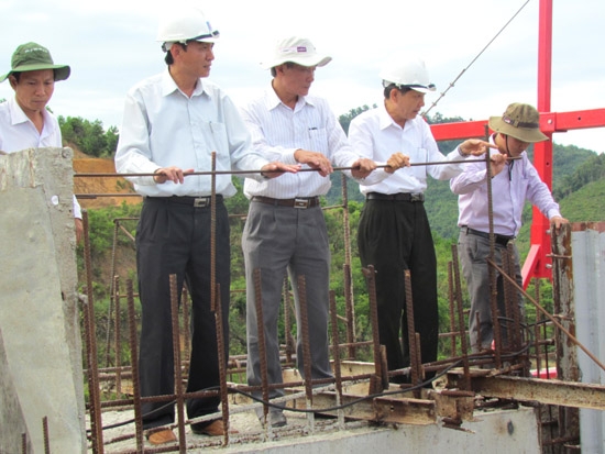 Phó Chủ tịch UBND tỉnh Phạm Trường Thọ kiểm tra tại công trình đầu mối HCN Nước Trong.