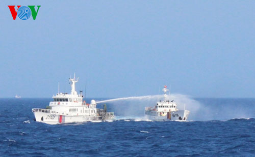   Tàu Hải cảnh Trung Quốc bắn vòi rồng xối xả vào tàu Kiểm ngư Việt Nam