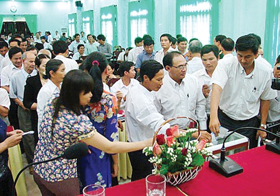 Cán bộ và nhân dân huyện Trà Bồng quyên góp, ủng hộ biển đảo.
