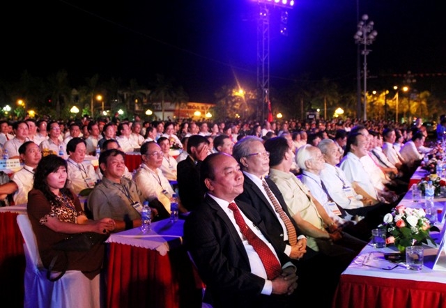 Lãnh đạo Đảng, Nhà nước và đông đảo cán bộ, nhân dân trong tỉnh đến dự buổi lễ
