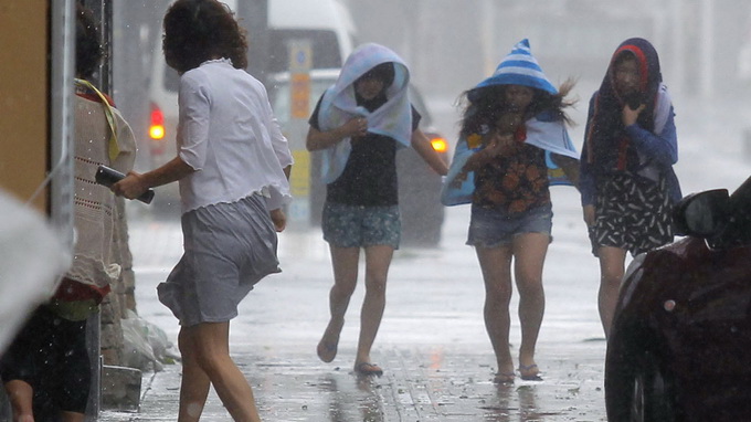 Mưa lớn đã đổ xuống Okinawa sáng nay - Ảnh: Reuters