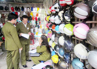 Các lực lượng chức năng kiểm tra nón bảo hiểm trên thị trường Hà Nội