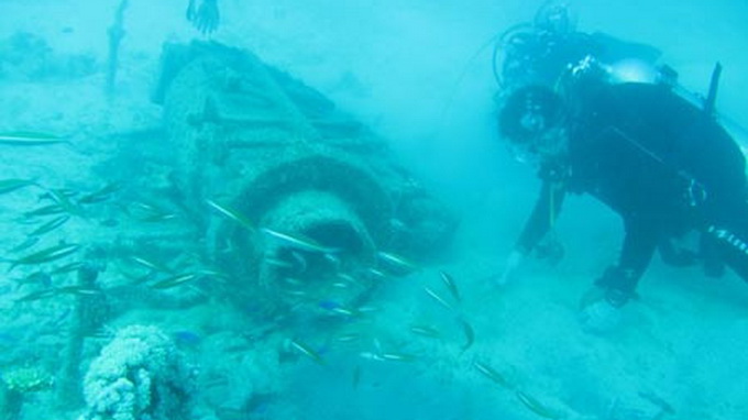 Một nhà khảo cổ Trung Quốc được cho là đang tìm hiểu một chiếc tàu chìm ở khu vực biển Đông - Ảnh:xinhua
