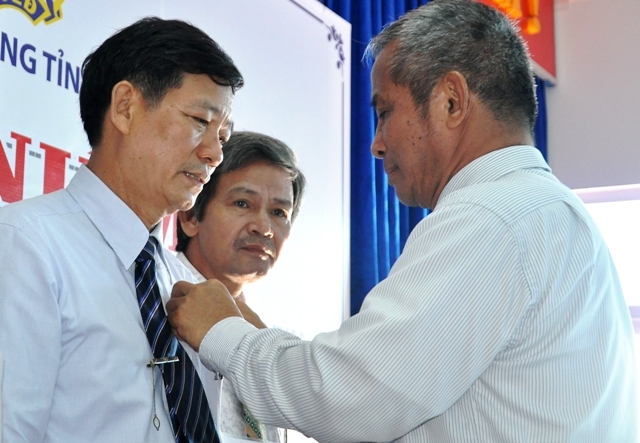 Chủ tịch Tổng Liên đoàn Lao động Việt Nam Đặng Ngọc Tùng  trao kỷ niệm chương vì sự nghiệp xây dựng tổ chức công đoàn cho các cá nhân 