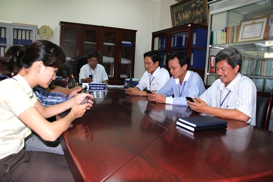 Cán bộ, nhân viên Công ty Điện lực Quảng Ngãi gửi tin nhắn ủng hộ Chương trình “Nghĩa tình Hoàng Sa, Trường Sa”