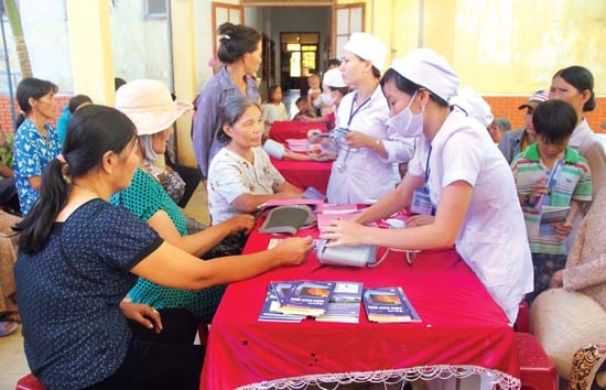 Người dân Lý Sơn được tạo điều kiện khám-chữa bệnh tại các cơ sở y tế.