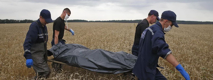 Một thi thể được các nhân viên cứu hộ đưa đi - Ảnh: worldnow.com