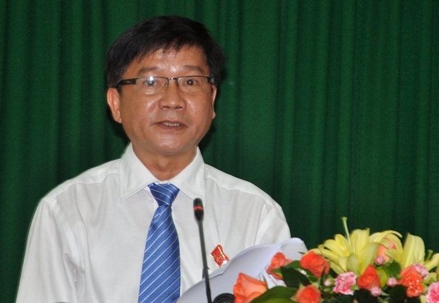 Phó Bí thư Tỉnh ủy, Chủ tịch HĐND tỉnh Trẩn Ngọc Căng phát biểu tại kỳ họp