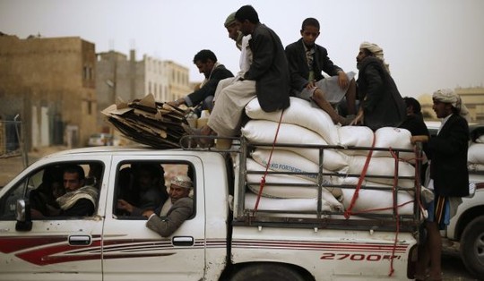   Người dân Yemen nhận hỗ trợ thực phẩm từ trung tâm phân phối Chương trình Lương thực thế giới. Ảnh: Reuters