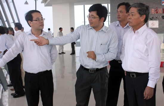 Bộ trưởng Bộ Tài nguyên và Môi trường (bìa phải) tham quan Nhà máy lọc dầu Dung Quất