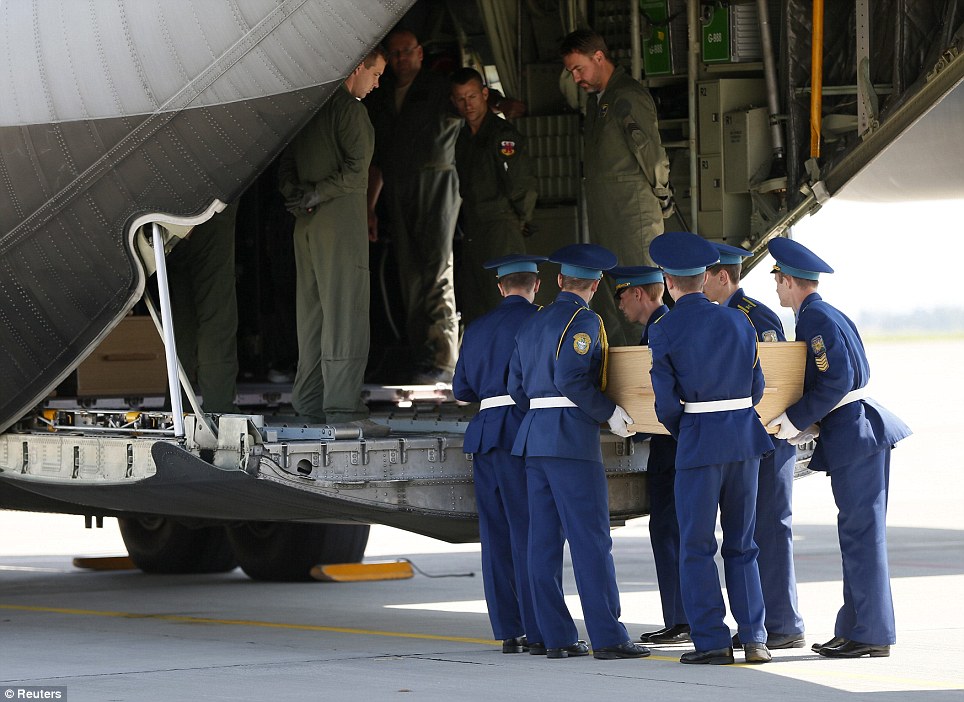  Thi hài nạn nhân được đưa lên máy bay về Hà Lan tại sân bay Kharkov, Ukraine