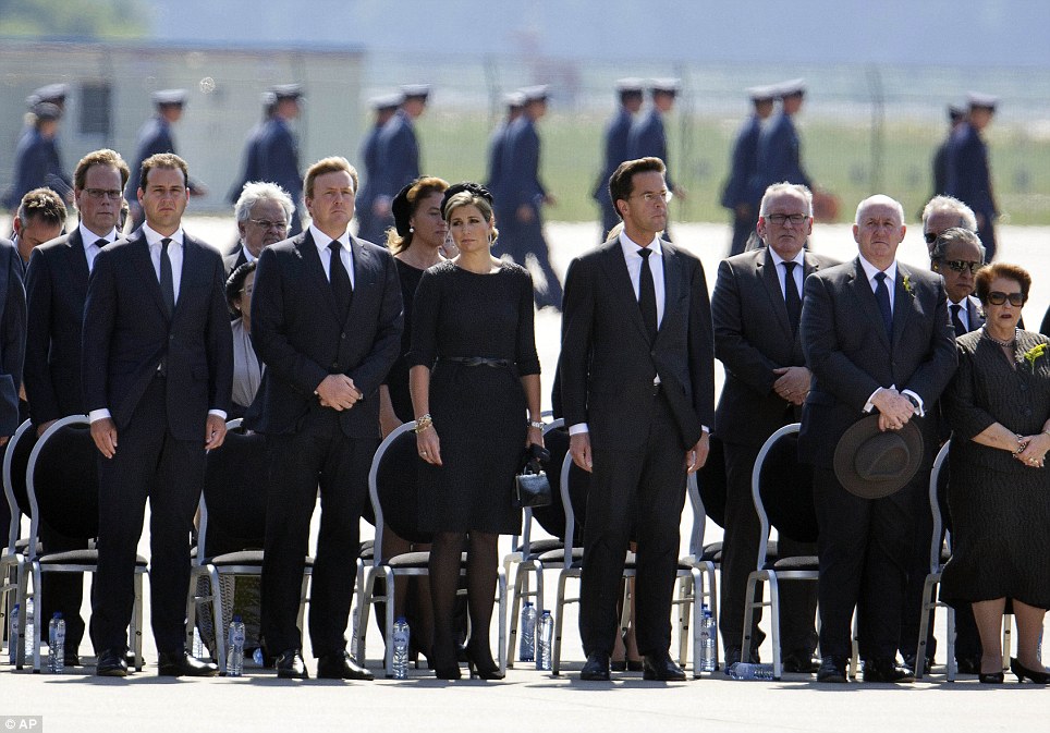  Nhà Vua và Hoàng hậu Hà Lan có mặt tại sân bay để đón các nạn nhân