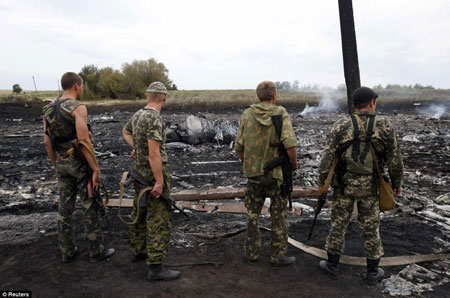 Hiện trường máy bay Malaysia rơi, tại khu vực do quân nổi dậy nắm giữ ở miền đông Ukraine, khu vực đang có nhiều cuộc giao tranh giữa quân chính phủ Ukraine và phe nổi dậy.