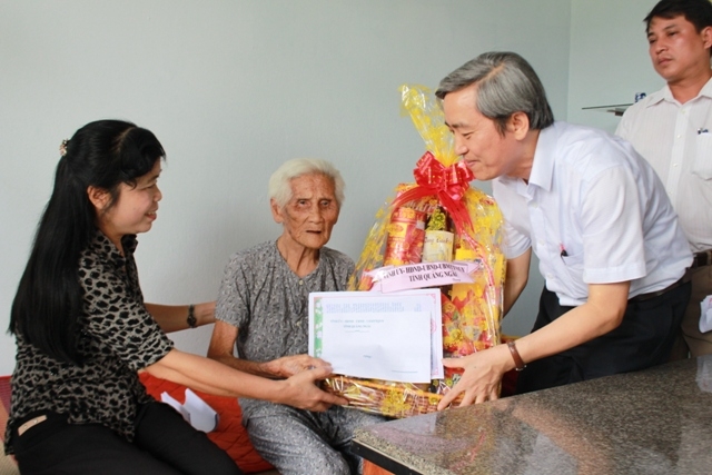 Thăm và tặng quà cho Mẹ Việt Nam anh hùng Nguyễn Thị Nhỏ ở xã Tịnh Minh, huyện Sơn Tịnh.