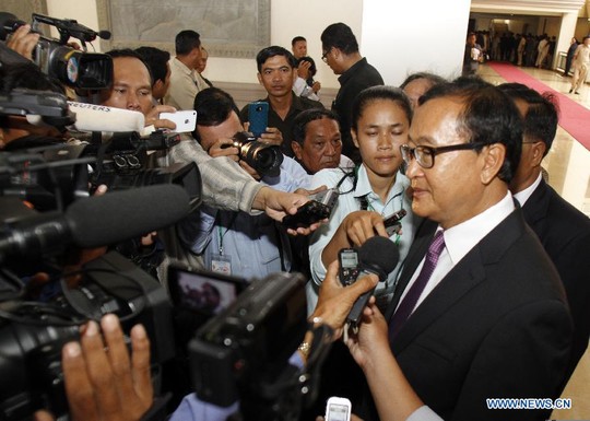 Chủ tịch Đảng Cứu nguy Dân tộc Campuchia (CNRP) đối lập Sam Rainsy phát biểu trước báo giới ngày 28-7 ở Phnom Penh. Ảnh: TÂN HOA XÃ